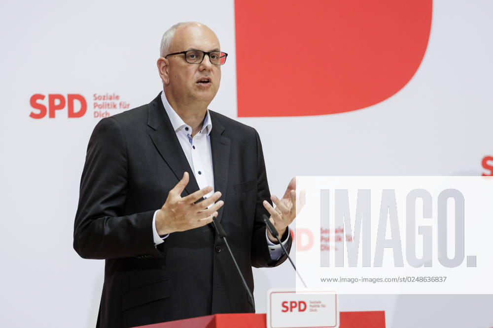 Andreas Bovenschulte SPD , mayor of Bremen, and Lars Klingbeil not in the picture , chairman of the SPD, taken during a press conference after the parliamentary elections in Bremen at the Willy Brand Haus in Berlin, 15 05 2023 Berlin Germany