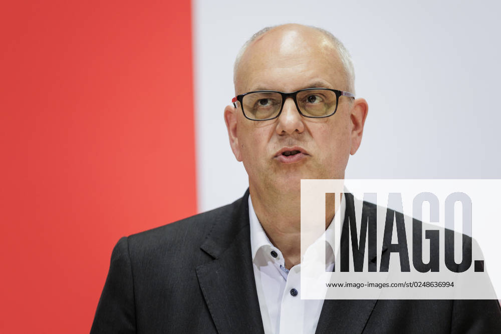 Andreas Bovenschulte SPD , mayor of Bremen, and Lars Klingbeil not in the picture , chairman of the SPD, taken during a press conference after the parliamentary elections in Bremen at the Willy Brand Haus in Berlin, 15 05 2023 Berlin Germany