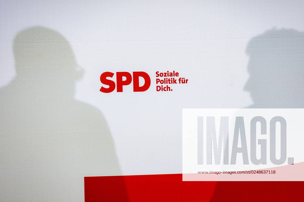 Andreas Bovenschulte SPD , mayor of Bremen, and Lars Klingbeil, chairman of the SPD, recorded during a press conference after the parliamentary elections in Bremen at the Willy Brand Haus in Berlin, 15 05 2023 Berlin Germany