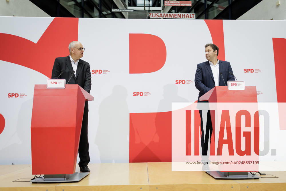 Andreas Bovenschulte SPD , mayor of Bremen, and Lars Klingbeil, chairman of the SPD, recorded during a press conference after the parliamentary elections in Bremen at the Willy Brand Haus in Berlin, 15 05 2023 Berlin Germany