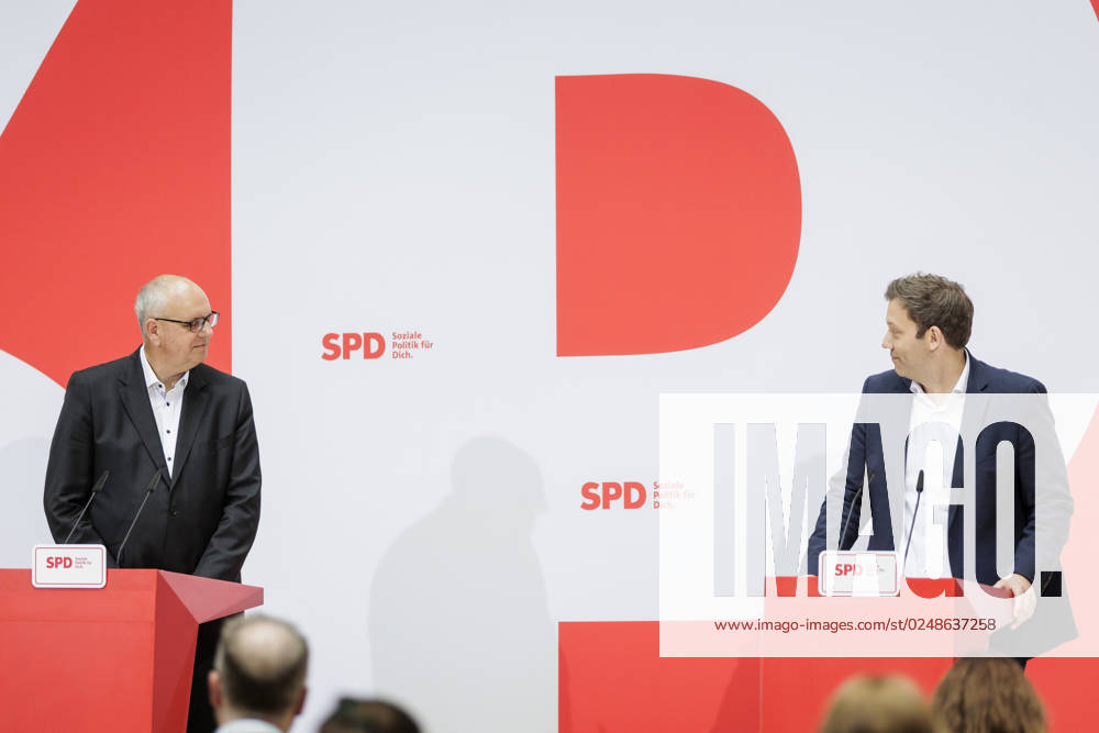 Andreas Bovenschulte SPD , mayor of Bremen, and Lars Klingbeil, chairman of the SPD, recorded during a press conference after the parliamentary elections in Bremen at the Willy Brand Haus in Berlin, 15 05 2023 Berlin Germany