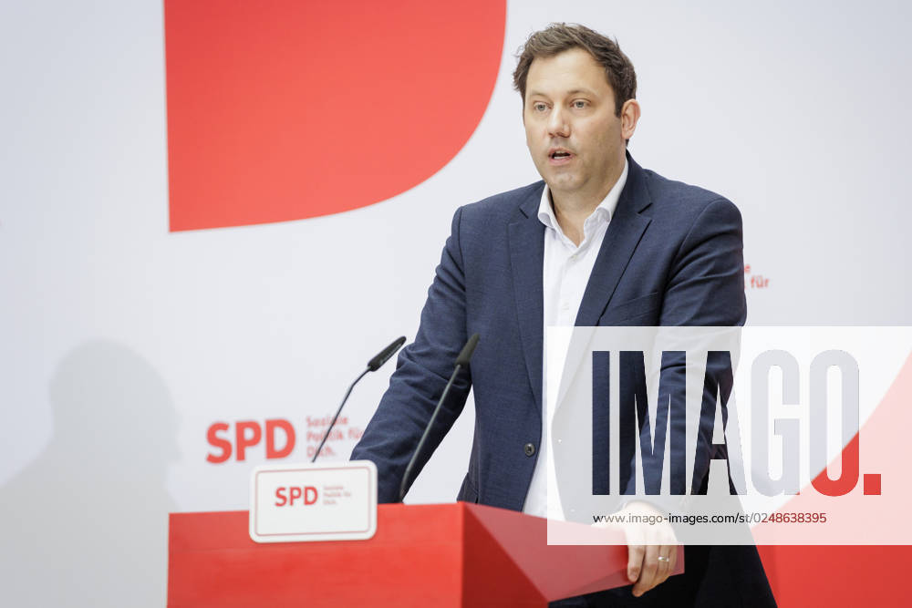 Andreas Bovenschulte SPD not in picture , mayor of Bremen, and Lars Klingbeil, chairman of the SPD, taken during a press conference after the parliamentary elections in Bremen at the Willy Brand Haus in Berlin, 15 05 2023 Berlin Germany
