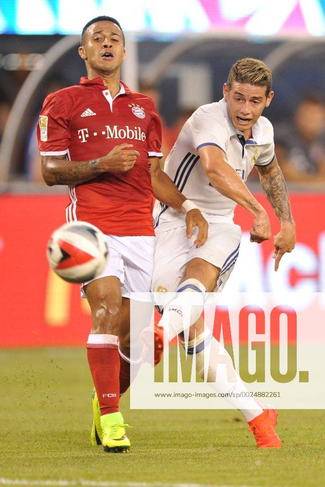 - SPORT Fußball, ICC, Bayern München verliert gegen Real Madrid Aug. 3, 2016 - East Rutherford, New Jersey, U.S - Real Madrid midfielder JAMES RODRÃGUEZ (10) shoots around Bayern Munich midfielder THIAGO ALCANTARA (6) during the International Champions Cup match at Met Life Stadium in East Rutherford New Jersey Real Madrid defeats Bayern Munich 1 to 0. Soccer 2016 - Real Madrid defeats Bayern Munich 1 to 0 - ZUMAa301