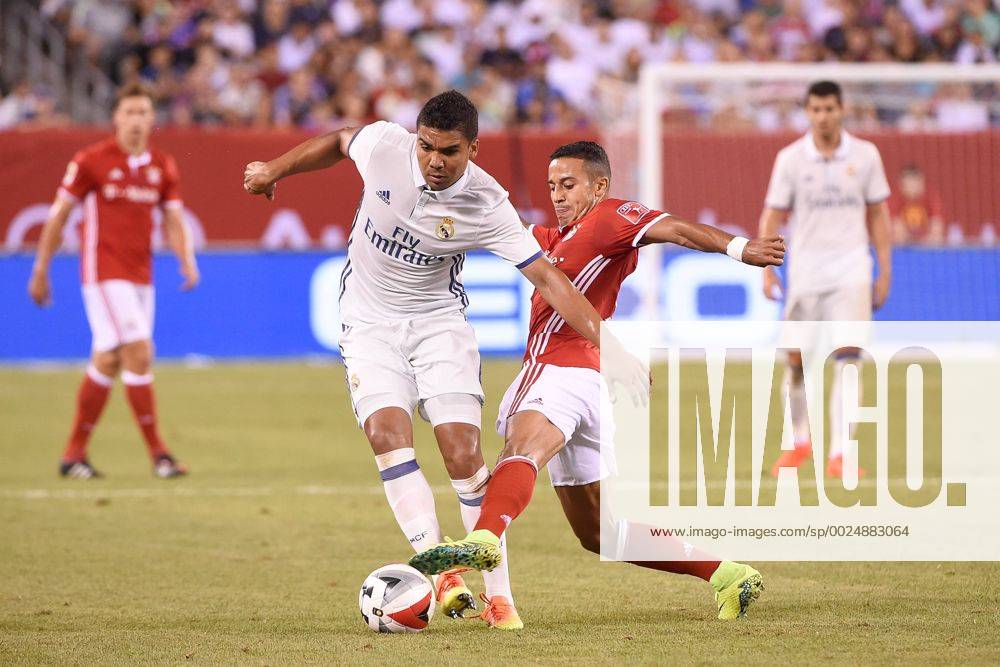 Fussball 1. Liga 2016 2017, FC Bayern München auf der Audi Summer Tour USA 2016 , International Champions Cup, FC Bayern München - Real Madrid, im Met Life Stadium in East Rutherford, NJ, USA. v.li: Casemiro (Madrid) gegen Thiago (FC Bayern München).
