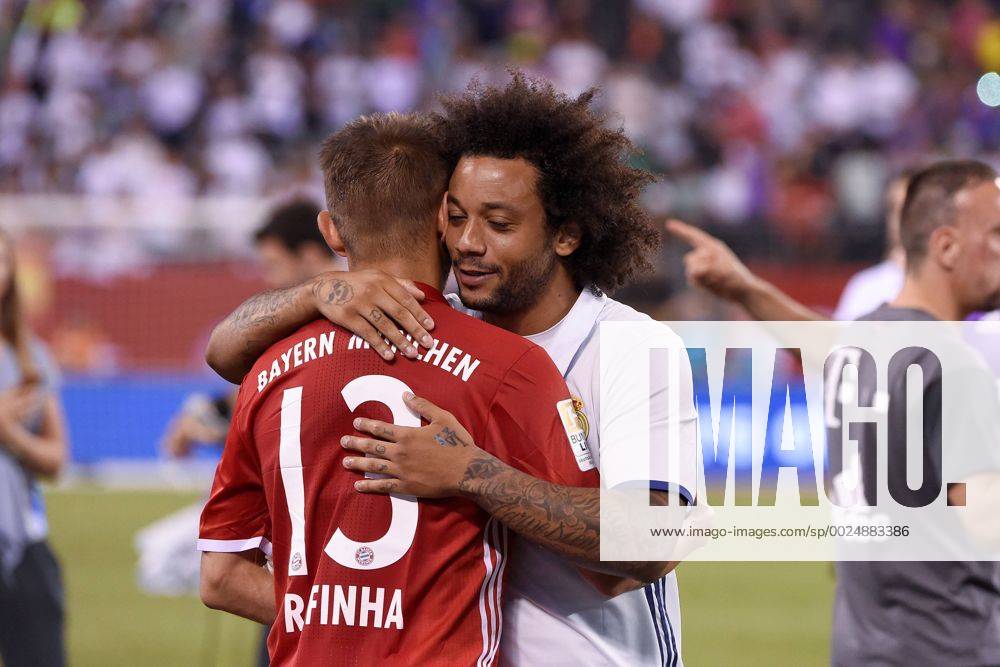 Fussball 1. Liga 2016 2017, FC Bayern München auf der Audi Summer Tour USA 2016 , International Champions Cup, FC Bayern München - Real Madrid, im Met Life Stadium in East Rutherford, NJ, USA. v.li: Rafinha (FC Bayern München) begrüßt Marcelo (Madrid).