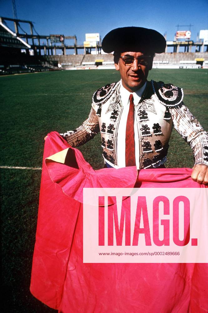Trainer Max Merkel (Atletico Madrid) landestypisch als Torero verkleidet Fußball Herren Primera Division 1972 1973, 1. Spanische Liga, Atletico Madrid Einzelbild Aufnahmedatum geschätzt, Madrid Fußball Herren Primera Division 1972 1973, 1. Spanische Liga, Atletico Madrid Einzelbild Aufnahmedatum geschätzt, Madrid