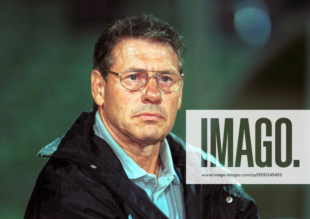 Trainer Eberhard Vogel (Magdeburg) Fußball Herren Saison 2000 2001, Oberliga Nordost Staffel Süd, 1. FC Magdeburg Porträt Rudolf-Harbig-Stadion Dresden
