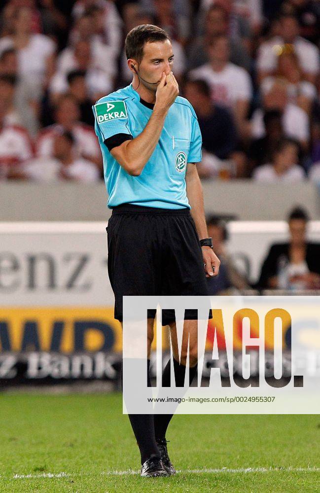 V.li.: Schiedsrichter Benjamin Brand, enttäuscht schauend, Enttäuschung, disappointed, Fussball, 2. Bundesliga, VfB Stuttgart - FC St. Pauli,