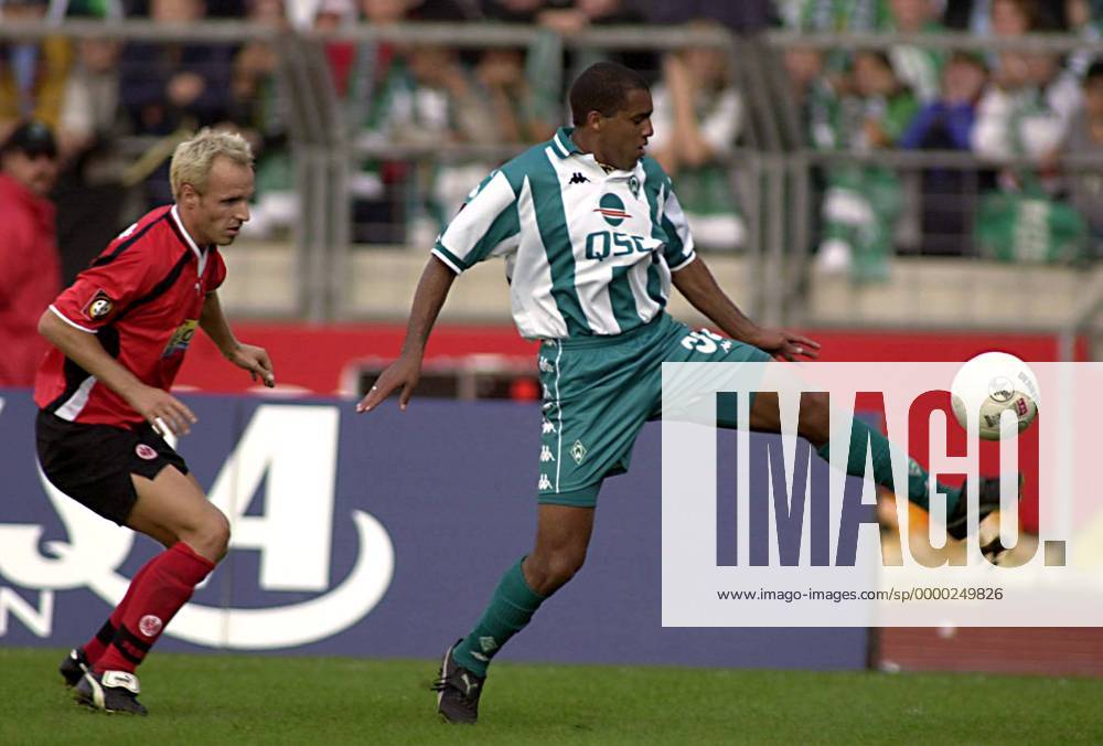 Ailton (re., Bremen) im Duell mit Markus Lösch (Frankfurt) Fußball 1. BL Herren Saison 2000 2001, SV Werder Bremen - Eintracht Frankfurt 1:1 Gruppe Weserstadion Bremen Dynamik,