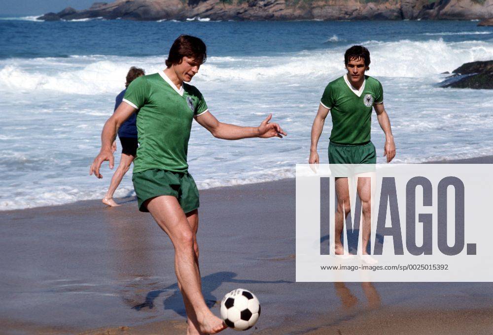 Peter Nogly und Torwart Bernd Franke (beide BR Deutschland) am Strand von Rio de Janeiro