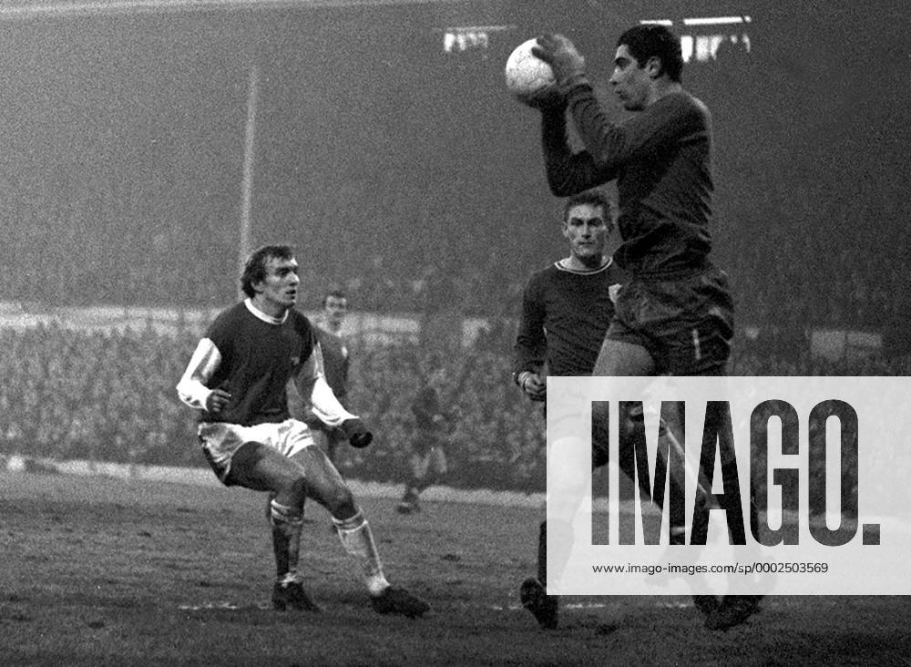 Torwart Peter Shilton (Leicester) fängt den Ball, daneben George Johnstone (Arsenal) - Fußball Herren English First Division 1967 1968, One, 1. Englische Liga, Leicester City - Arsenal FC London 2:2 Gruppe Leicester Dynamik, Abwehr, Fußball Herren English First Division 1967 1968, One, 1. Englische Liga, Leicester City - Arsenal FC London 2:2 Gruppe Leicester Dynamik, Abwehr,
