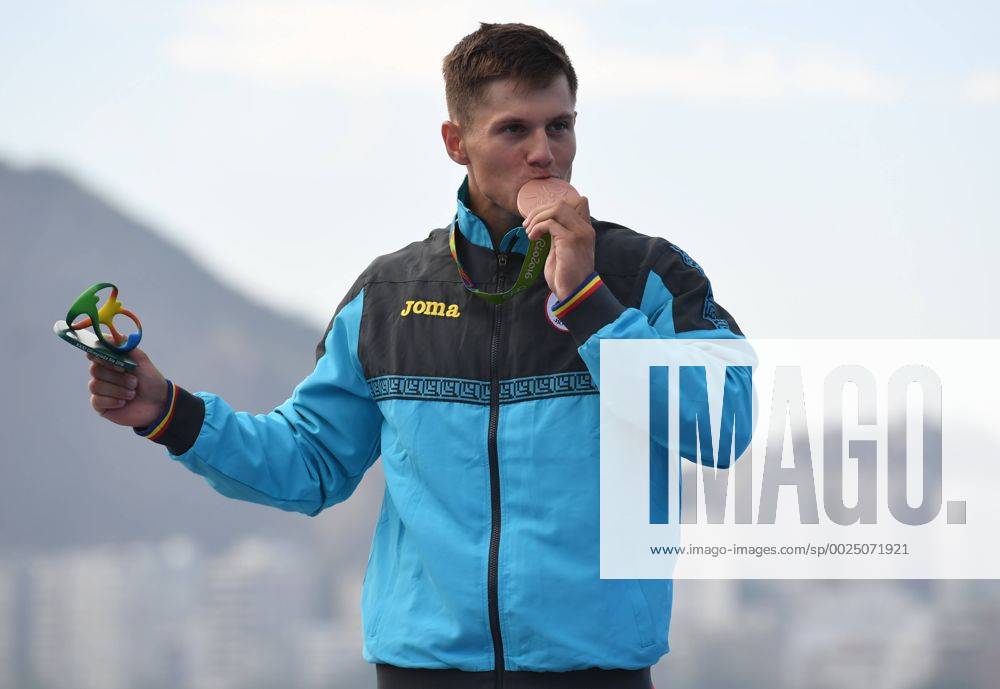 (160816) -- RIO DE JANEIRO, Aug. 16, 2016 -- Serghei Tarnovschi of Moldova celebrates at the awarding ceremony of men s canoe single 1000m final A at the 2016 Rio Olympic Games Olympische Spiele Olympia OS in Rio de Janeiro, Brazil, on Aug. 16, 2016. Serghei Tarnovschi won the bronze medal. )(dh) (SP)BRAZIL-RIO DE JANEIRO-OLYMPICS-MEN S CANOE SINGLE 1000M LuixSiuxWai