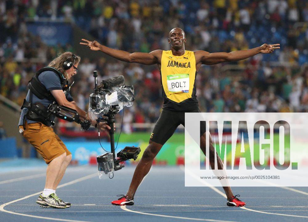 Rio 2016, Leichtathletik, Usain Bolt gewinnt Gold über 200m (160818) -- RIO DE JANEIRO, Aug. 18, 2016 -- Jamaica s Usain Bolt (R) celebrates after the men s 200m final of Athletics at the 2016 Rio Olympic Games Olympische Spiele Olympia OS in Rio de Janeiro, Brazil, on Aug. 18, 2016. Usain Bolt won the gold medal. )(xr) (SP)BRAZIL-RIO DE JANEIRO-OLYMPICS-ATHLETICS LixMing