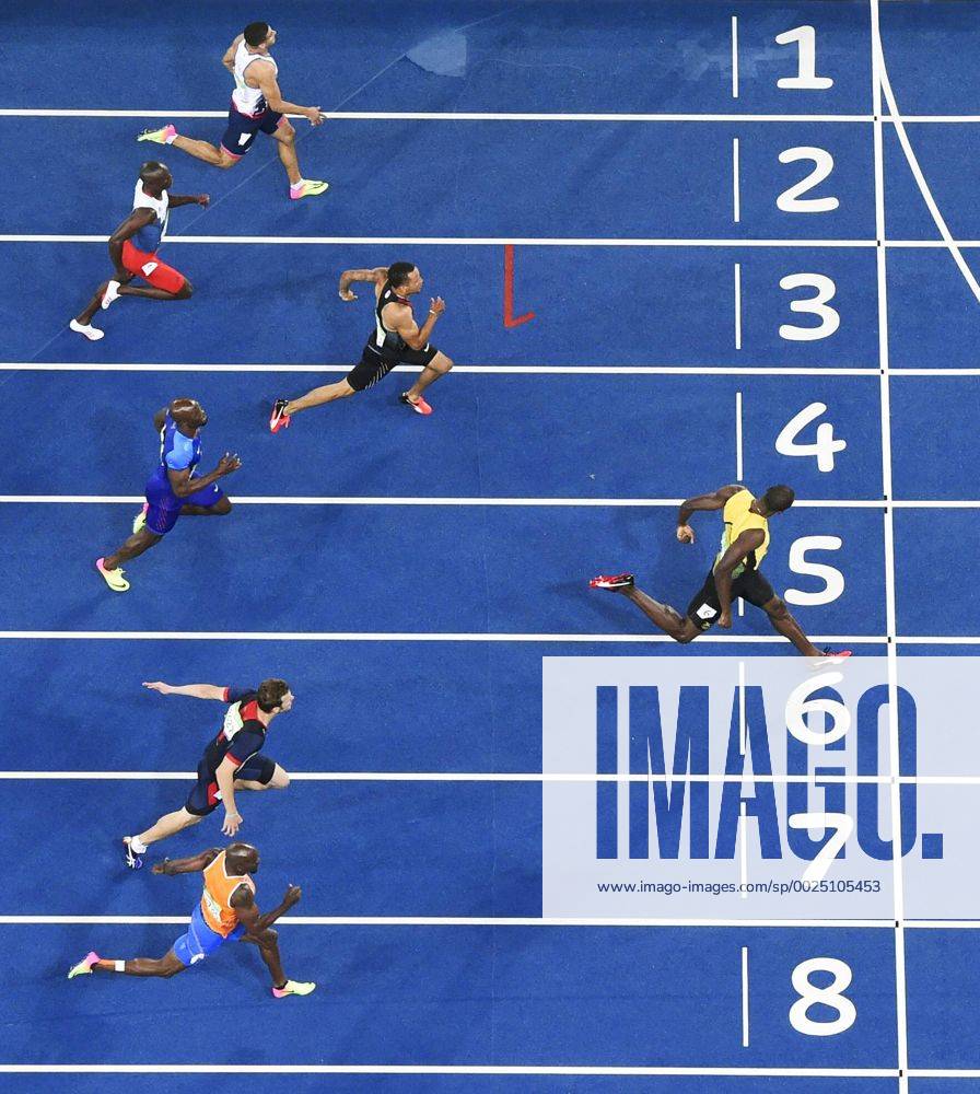 SPORT Rio 2016, Leichtathletik, Usain Bolt gewinnt Gold über 200m Olympics: Bolt wins 200m to complete sprint double Usain Bolt (R) of Jamaica crosses the finish line to win the gold medal in the men s 200 meters at the Rio de Janeiro Olympics on Aug. 18, 2016. (Photo taken from camera set up on stadium ceiling)