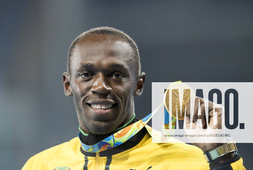 Usain BOLT (JAM), 1. Platz, Goldmedaillengewinner, Gold, Goldmedaille, Olympiasieger, Jubel, jubeln, Freude, cheers, Siegerehrung, Medal Ceremony, 200m der Maenner am 19.08.2016 Olympische Sommerspiele 2016, vom 05.08. - 21.08.2016 in Rio de Janeiro Brasilien.