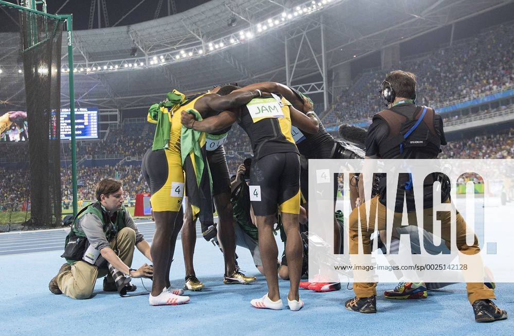 Team Jamaika (JAM), 1. Platz, Goldmedaillengewinner, Gold, Goldmedaille, Olympiasieger, mit Asafa POWELL, Yohan BLAKE, Nickel SAHMEADE und Usain BOLT, Verschwoerung, Jubel, jubeln, Freude, cheers, Ehrenrunde, 4x100m Staffel der Maenner, men s 4x100m relay, am 19.08.2016 Olympische Sommerspiele 2016, vom 05.08. - 21.08.2016 in Rio de Janeiro Brasilien.