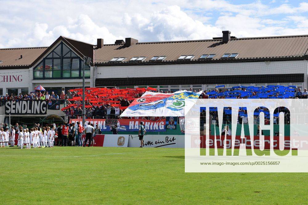 Fußball, Stadiongeschichte SpVgg Unterhaching v.li.: Fans der SpVgg Unterhaching zeigen Choreographie in Vereinsfarben rot und blau, Fans, Publikum, Zuschauer, Stimmung, Atmosphäre, Stadion , Fussball, DFB-Pokal, SpVgg Unterhaching - 1. FSV Mainz 05,