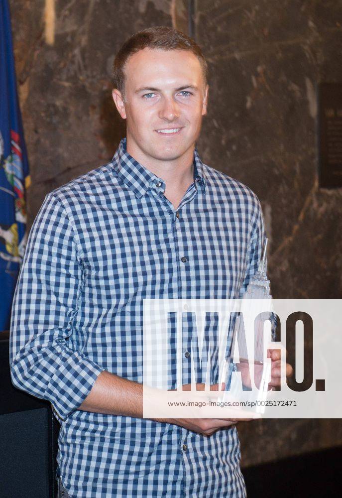 New York, NY, USA - JORDAN SPIETH lights the Empire State Building to celebrate the PGA Golf Herren Tour s FedEx Cup, Monday, August, 22, 2016. Jordan Spieth Lights The Empire State Building - ZUMAb148