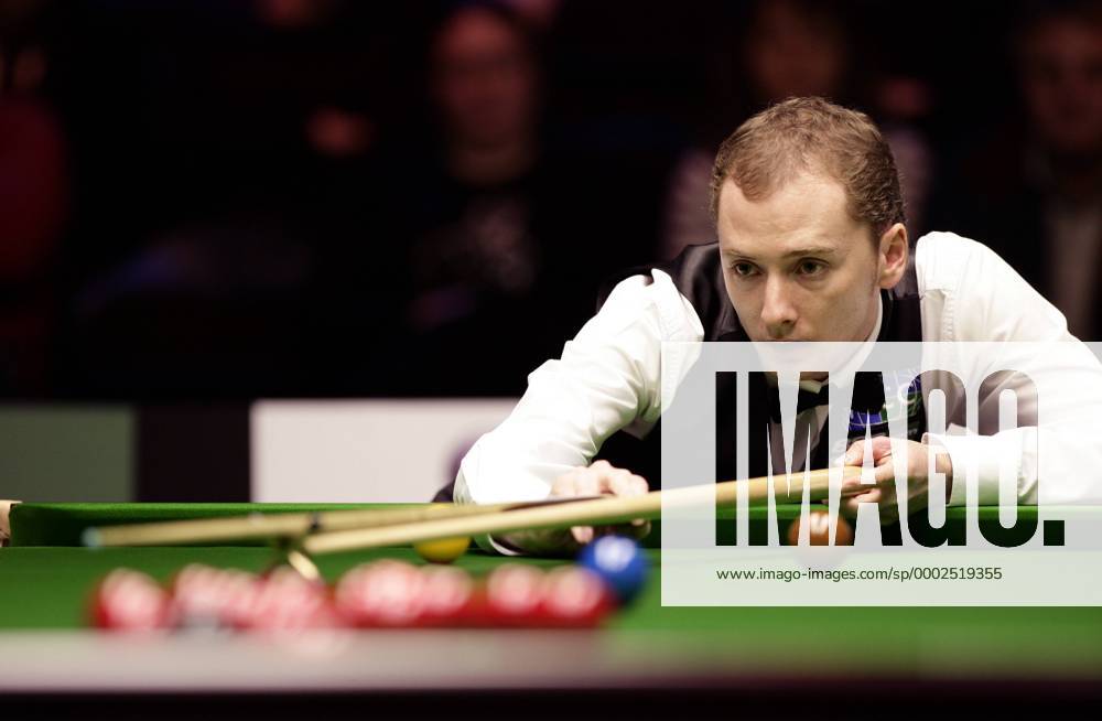 Graeme Dott (Schottland) spielt mit der Queuebrücke - Billard Herren UK Championship 2006, Snooker Einzelbild York Billard Herren UK Championship 2006, Snooker Einzelbild York