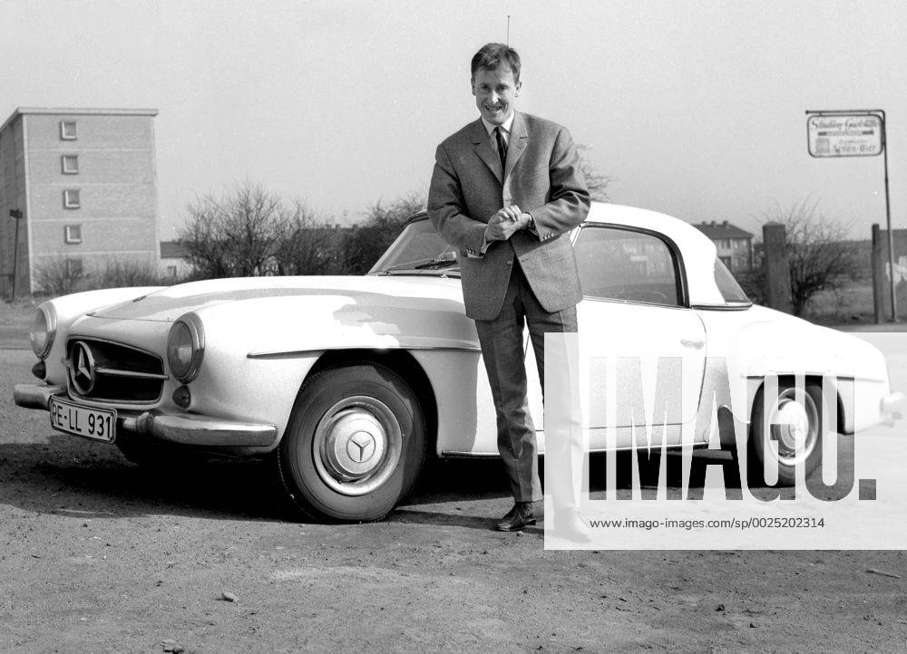 Rudi Gutendorf wird am 30.08.2016 Neunzig Jahre alt. Rudi Gutendorf mit Mercedes 190 SL Maerz 1964 HM