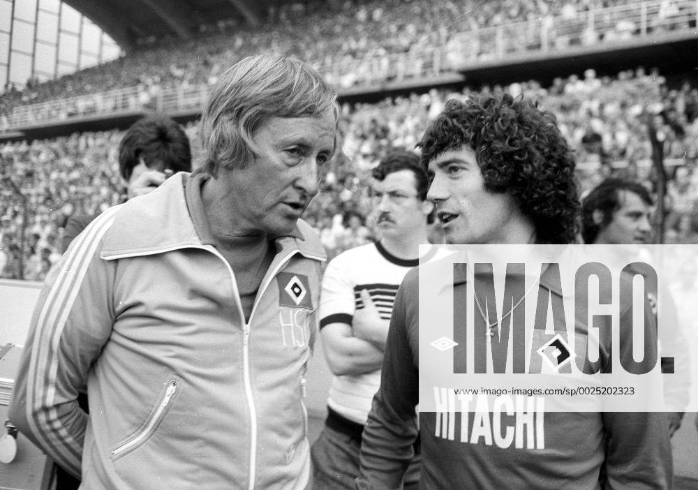 Rudi Gutendorf wird am 30.08.2016 Neunzig Jahre alt. MSV Duisburg - Hamburger SV 5:2 06.08.1977 Trainer Rudi Gutendorf und Kevin Keegan (beide HSV) unterhalten sich. Aufn. 06.08.1977. HM
