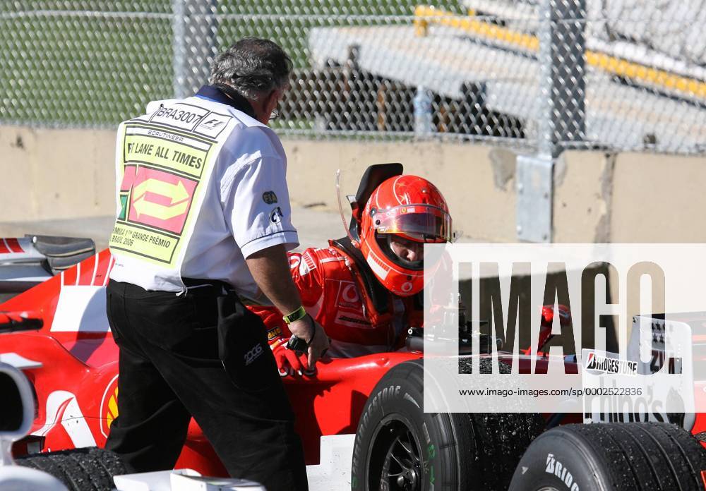 Michael Schumacher (Deutschland Ferrari) steigt aus seinem Boliden Motorsport Grand Prix Herren Großer Preis von Brasilien 2006, Formel 1 Weltmeisterschaft, F1, F, GP, WM Gruppe Interlagos Sao Paulo Motorsport Grand Prix Herren Großer Preis von Brasilien 2006, Formel 1 Weltmeisterschaft, F1, F, GP, WM Gruppe Interlagos Sao Paulo