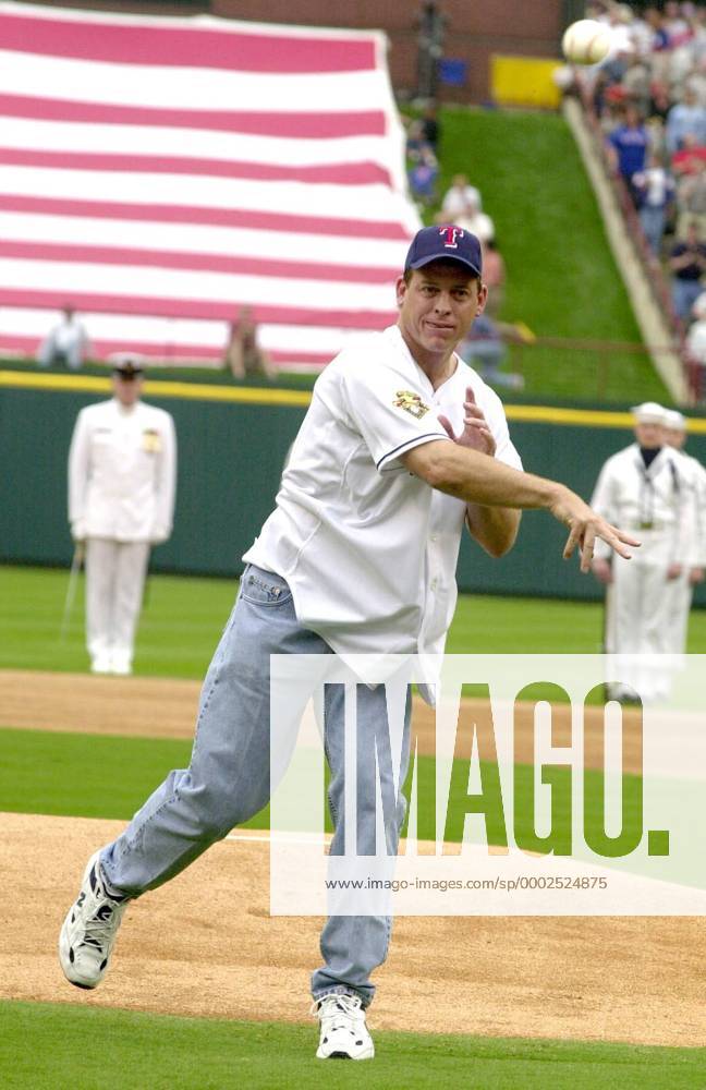 Footballlegende Troy Aikman (USA) zu Gast bei einem Spiel der Texas Rangers - (arl2001040305) American Football Herren MLB 2001, Major League Baseball Einzelbild Arlington Dynamik, American Football Herren MLB 2001, Major League Baseball Einzelbild Arlington Dynamik,