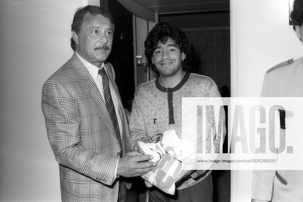 Rückspiel UEFA Cup Finale 1988 1989 in Stuttgart, Diego Armando Maradona (SSC Neapel, re.)