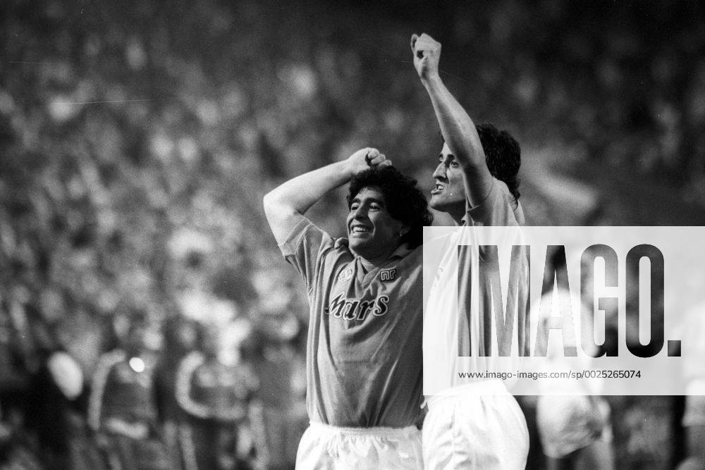 Rückspiel UEFA Cup Finale 1988 1989 in Stuttgart, Diego Armando Maradona und Ciro Ferarra (beide SSC Neapel) jubeln