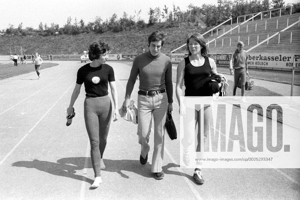 Gemeinsames Training der westdeutschen Sprinterinnen 1972 in Bonn, v.li.: Rita Wilden, Trainer Gerd Osenberg, Heide Rosendahl