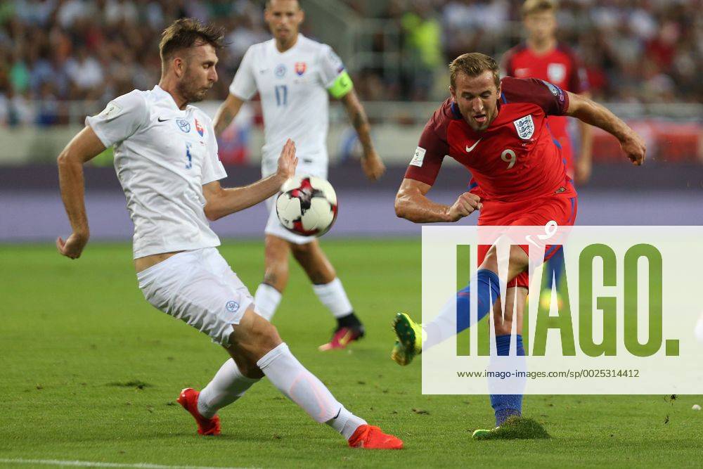 Fußball, WM Quali, Slowakei - England JAN DURICA SLO HARRY KANE ENG TRNAVA 04.09.2016 SPORT FOOTBALL QUALIFICATION FOR THE WM Quali 2018 SLOVAKIA - ENGLAND --- 160904CHW071