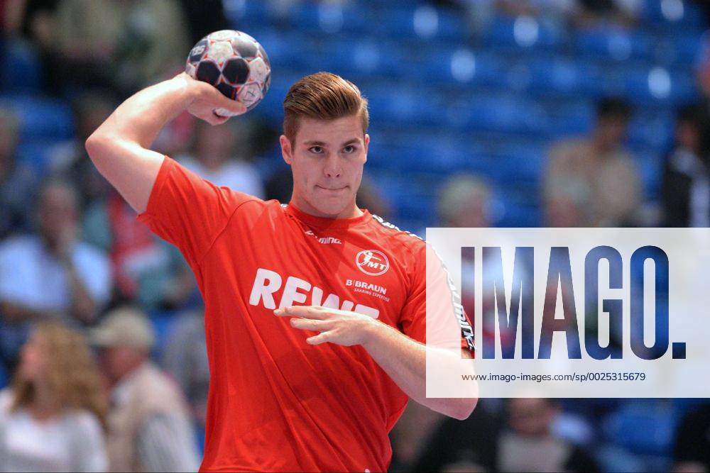 Johannes Golla (MT Melsungen) beim Aufwaermen --- Handball --- 1. Bundesliga --- MT Melsungen vs HSC 2000 Coburg --- 04.09.2016, Kassel