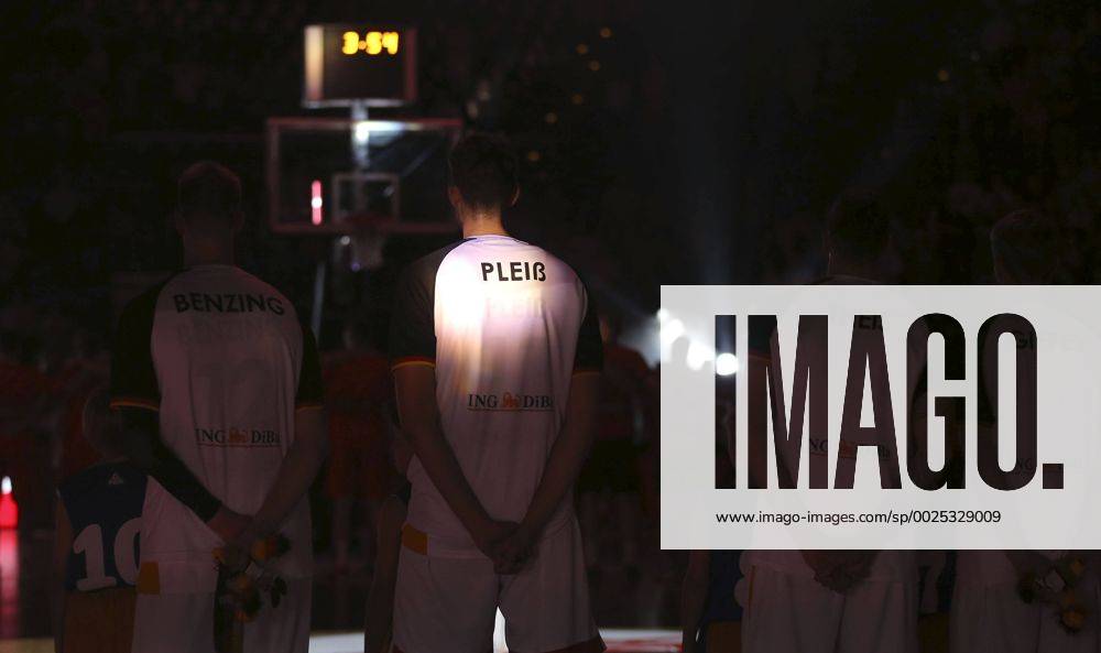 Foto : Lightshow für Tibor Pleiss ( GER ) während der Nationalhymne Basketball EM Qualifikation in Kiel , Gruppenspiel Deutschland - Denmark