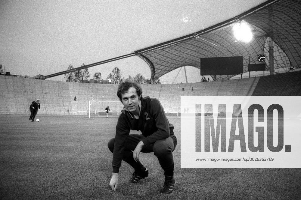 FC Bayern München, 1. Training im Olympiastadion, Franz Beckenbauer prüft das Geläuf