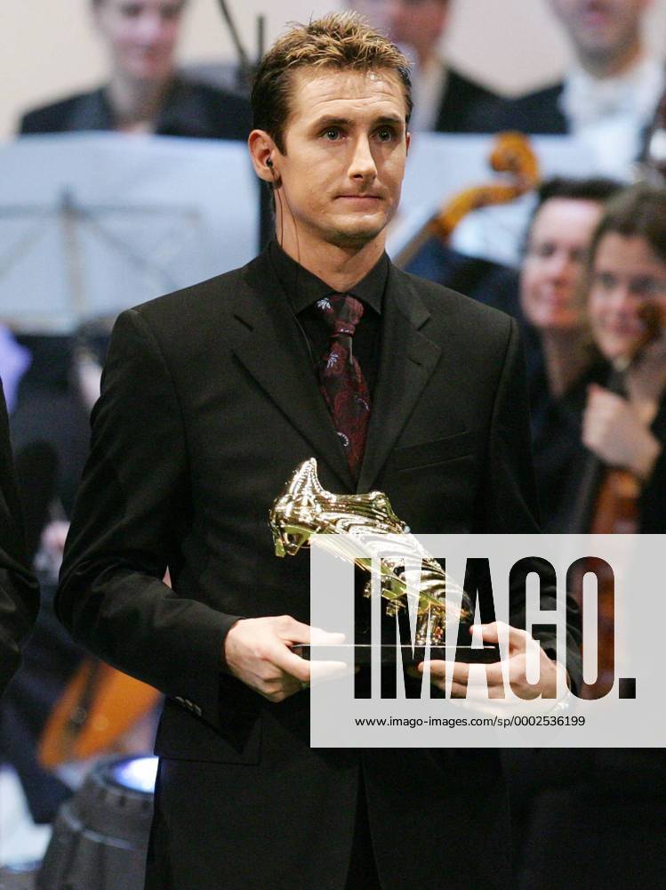 Miroslav Klose (Deutschland SV Werder Bremen) wird als erfolgreichster Torschütze der WM 2006 mit dem goldenen Schuh ausgezeichnet - Fußball Herren Wahl zum Weltfußballer des Jahres 2006, FIFA World Player Gala, Award, Awards, Fußballer, Spieler Einzelbild o0 Torschützenkönig Torjäger Zürich Fußball Herren Wahl zum Weltfußballer des Jahres 2006, FIFA World Player Gala, Award, Awards, Fußballer, Spieler Einzelbild o0 Torschützenkönig Torjäger Zürich