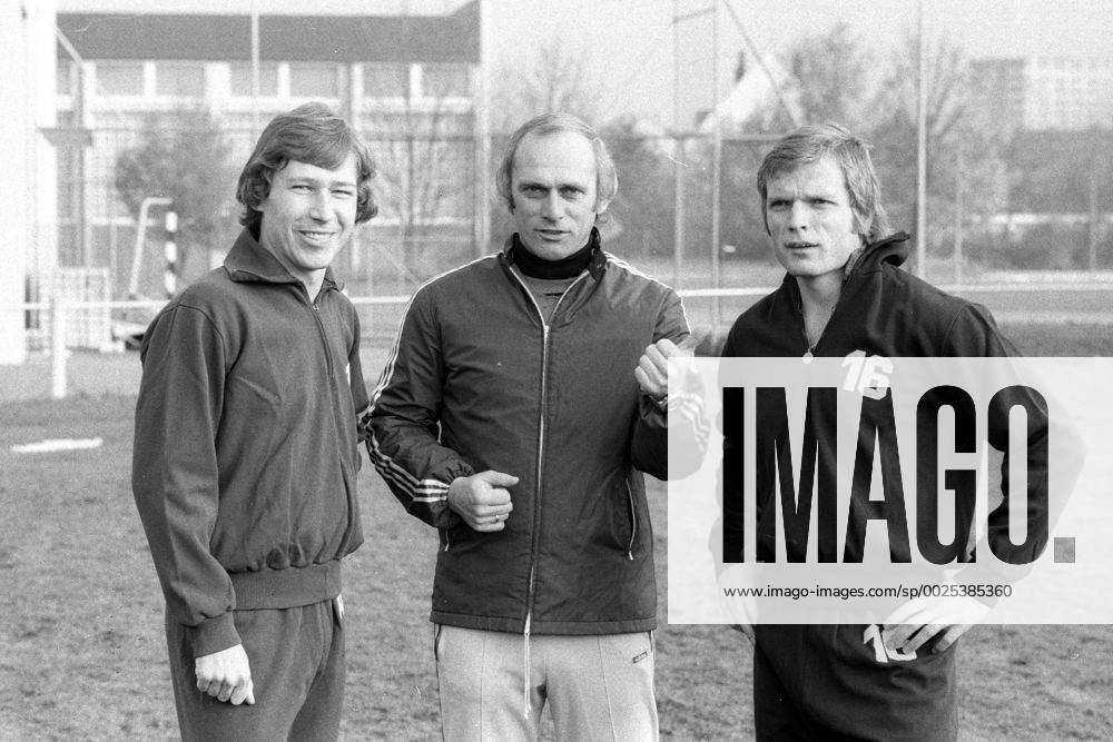 Training FC Bayern München, Trainer Udo Lattek zwischen den beiden Schweden Conny Torstensson und Björn Andersson
