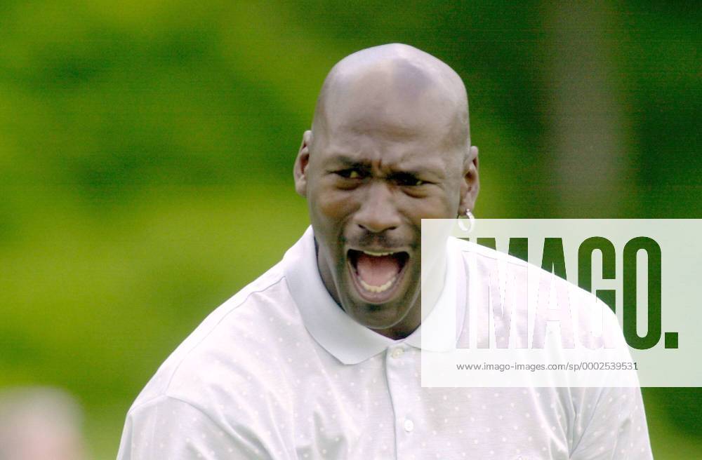 Basketballlegende Michael Jordan (USA Washington Wizards) wütend beim MarioLemieux Celebrity Invitational Tournament 2001- (PIT2001060801) Basketball Herren MarioLemieux Celebrity Invitational Tournament 2001, Einladungsturnier, Prominentengolf, Freizeit Porträt Nevillewood Wut, Enttäuschung, Verzweiflung Basketball Herren MarioLemieux Celebrity Invitational Tournament 2001, Einladungsturnier, Prominentengolf, Freizeit Porträt Nevillewood Wut, Enttäuschung, Verzweiflung