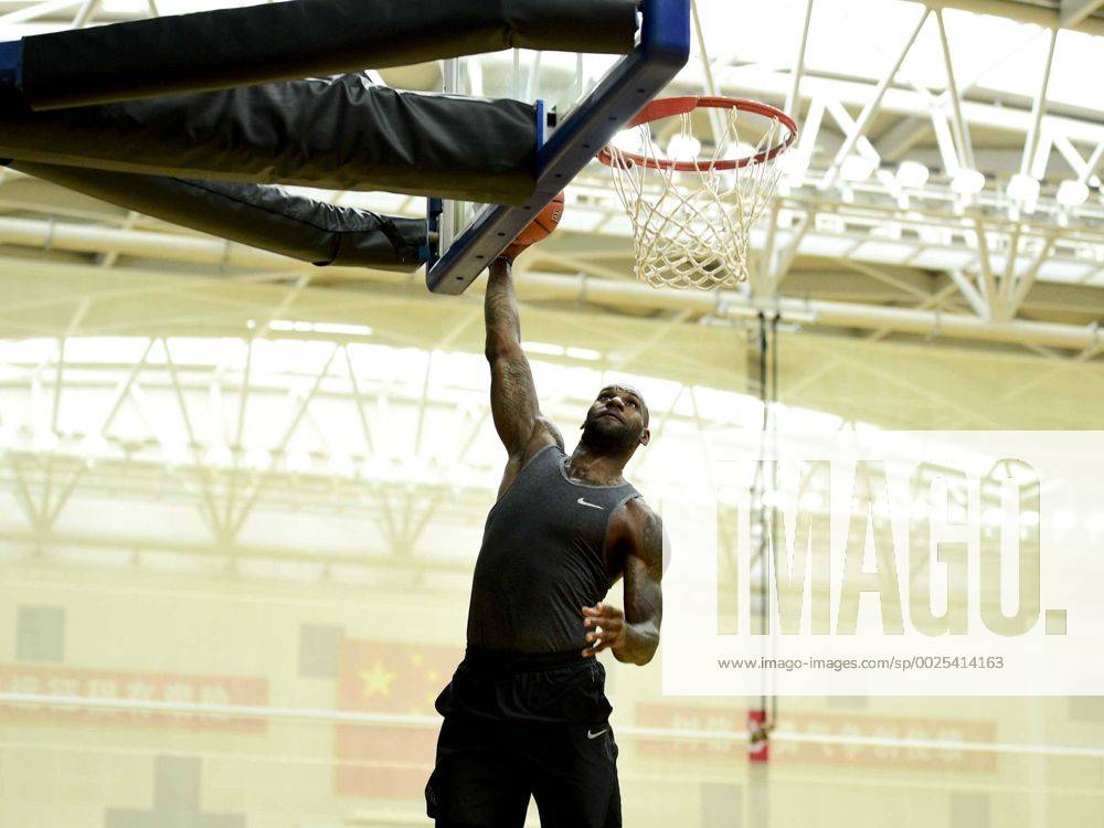 - SPORT NBA, LeBron James trainiert mit Jugendlichen in Peking BEIJING, CHINA - SEPTEMBER 12: NBA Basketball Herren USA star LeBron James plays basketball with teenagers during his visit in Beijing on September 12, 2016 in Beijing, China. CFP491846079