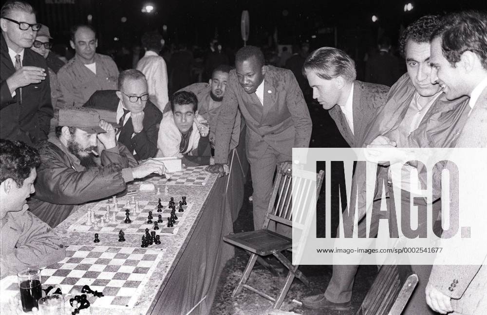 Michail Tal (re.), Tigran Petrosian (2. v. re., beide UdSSR) und Bent Larsen (Dänemark, 3. v. re.) schauen Staatspräsident Fidel Castro (Kuba) während einer Simultanpartie zu Schach Herren Schacholympiade 1966, Schachsport, Denksport, Schachturnier, Turnier, Simultan Simultanveranstaltung Gruppe Aufnahmedatum geschätzt Havanna Freude, Schach Herren Schacholympiade 1966, Schachsport, Denksport, Schachturnier, Turnier, Simultan Simultanveranstaltung Gruppe Aufnahmedatum geschätzt Havanna Freude,