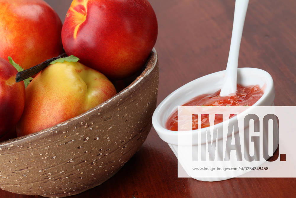 IMAGO Creative, Jahreszeit Sommer, Food, Marmelade kochen Nectarine jam in a white bowl and fresh nectarines
