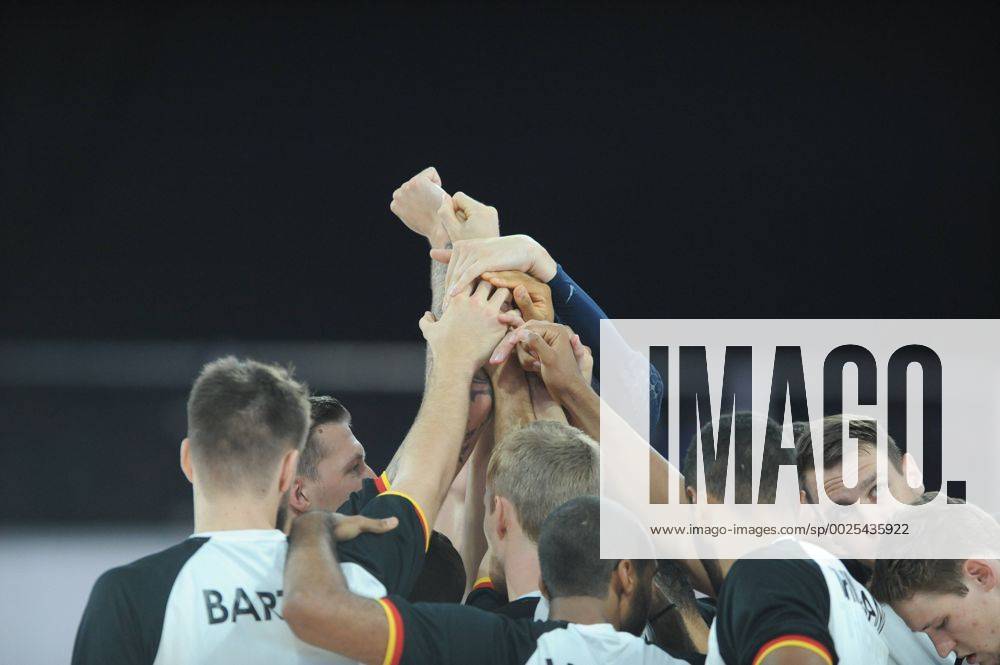 Basketball --- EM-Qualifikation --- Deutschland vs Österreich --- Bamberg --- Brose Arena --- Teamkreis Deutschland vor dem Spiel --- Foto: isslerimages