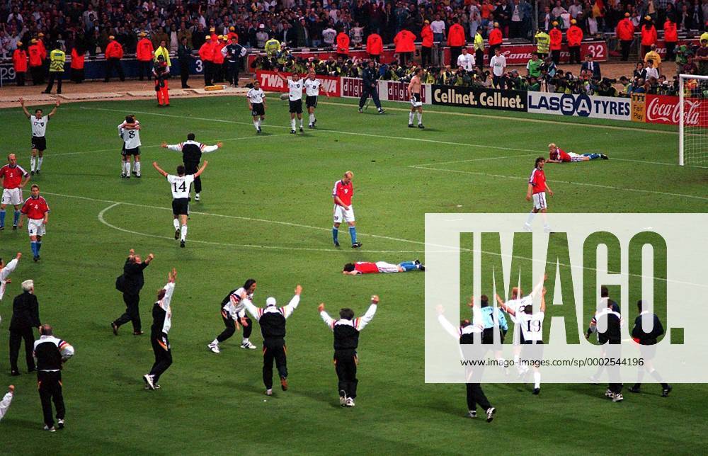 Golden Goal - Deutschland ist Europameister, die Spieler von Tschechien sind enttäuscht während Oliver Bierhoff (Deutschland, hi. Mitte) seinen Treffer bejubelt - Fußball Länderspiel Herren EM 1996, Nationalmannschaft, Nationaltrikot, Finale, Endspiel, Deutschland - Tschechien 2:1 n.V. Totale Wembleystadion, Wembley London, Freud und Leid Fußball Länderspiel Herren EM 1996, Nationalmannschaft, Nationaltrikot, Finale, Endspiel, Deutschland - Tschechien 2:1 n.V. Totale Wembleystadion, Wembley London, Freud und Leid