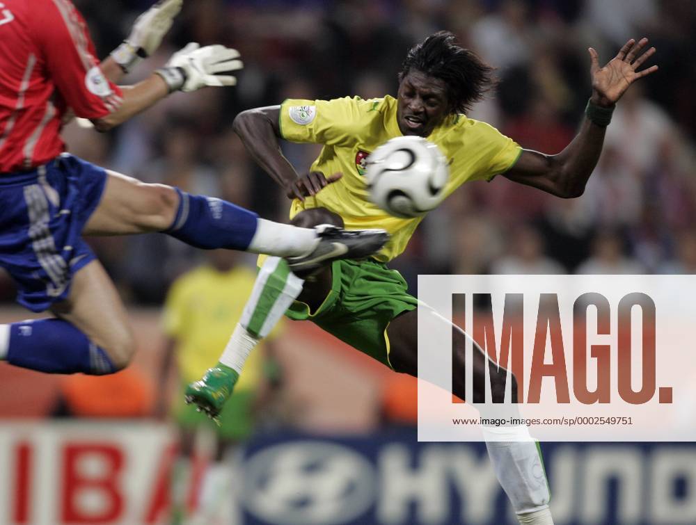 Emmanuel Adebayor (Togo) riskiert viel um den Ball zu erreichen Fußball WM Herren WM 2006, Länderspiel, Nationalteam, Nationaltrikot, Gruppe G, Togo - Frankreich 0:2 Gruppe Köln Dynamik, Kampf, Fußball WM Herren WM 2006, Länderspiel, Nationalteam, Nationaltrikot, Gruppe G, Togo - Frankreich 0:2 Gruppe Köln Dynamik, Kampf,