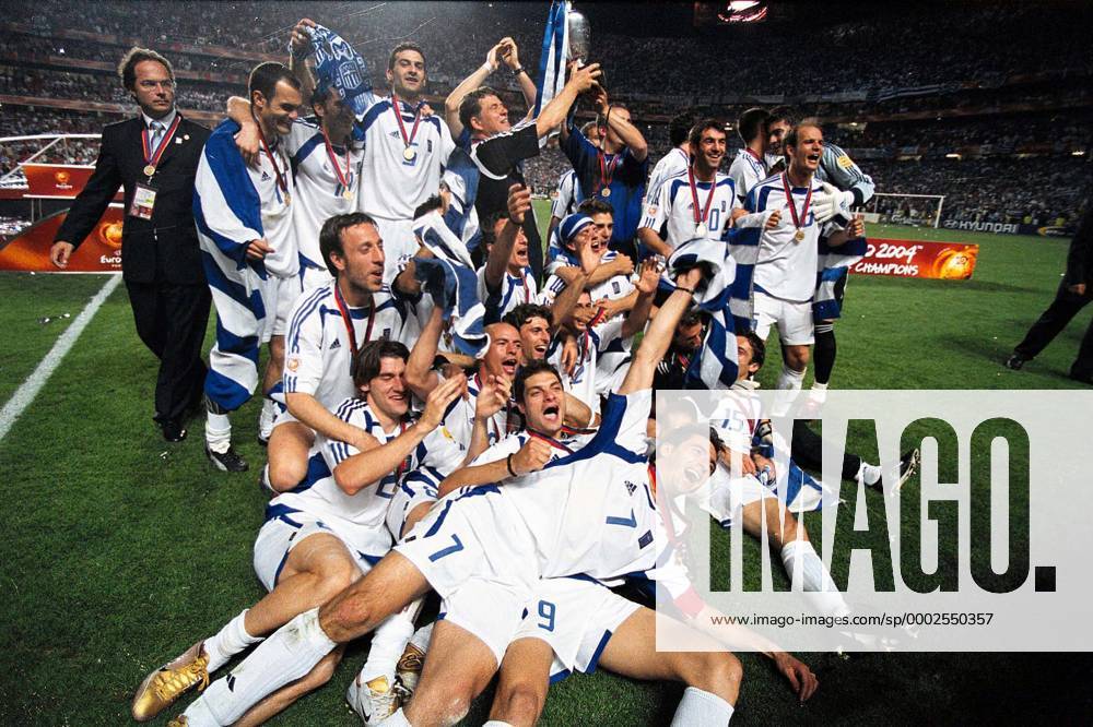 Fußball, EM Finale 2004 in Lissabon, Portugal - Griechenland 0:1 Griechenland ist Europameister 2004 - Theodoros Zagorakis (vorn re.), Angelos Charisteas (vorn Mitte) und Nationaltrainer Otto Rehhagel (hi. 5.v.li.) feiern mit der Mannschaft - Fußball EM Herren Euro 2004, Länderspiel, Nationalteam, Finale, Endspiel, Nationaltrikot Totale o0 Pokal Trophäe Lissabon Freude, Begeisterung, Fußball EM Herren Euro 2004, Länderspiel, Nationalteam, Finale, Endspiel, Nationaltrikot Totale o0 Pokal Trophäe Lissabon Freude, Begeisterung,