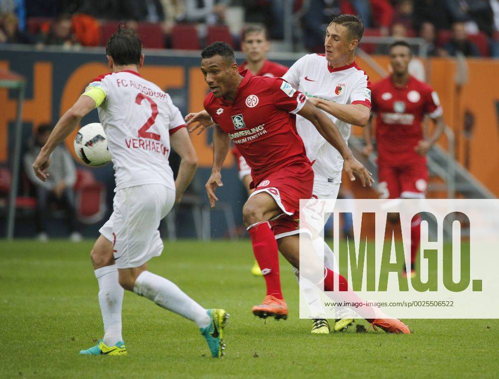 FUSSBALL - 1. Bundesliga - 18.09.2016, FC AUGSBURG vs. 1. FSV MAINZ 05, PAUL VERHAEGH (FCA), KARIM ONISIWO (M05), DOMINIK KOHR (FCA), -