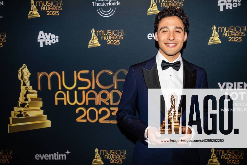 SCHEVENINGEN - Samir Hassan with the award for Best Supporting Actor, during the Musical Awards Gala in the AFAS Circustheater. Prizes will be awarded in various categories during the gala. There is also a preview of the musicals that can be seen in theaters at the moment and next season. ANP LEVIN DEN BOER netherlands out - belgium out