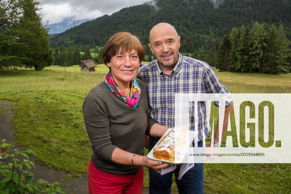 Rosi Mittermaier bäckt Apfelstrudel auf der Almhütte, Christian Neureuther; zu Besuch in Garmisch-Partenkirchen 13.07.16