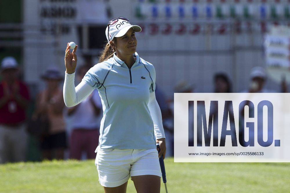 Spanish golfer Azahara Munoz greets fans after hole 18, where she won the Andalucia Costa del Sol Open de Espana, in Marbella, Malaga, Andalusia, Spain, 25 September 2016. ANDALUCIA COSTA DEL SOL OPEN DE ESPANA !ACHTUNG: NUR REDAKTIONELLE NUTZUNG! MAR001 20160925-636104203240626691