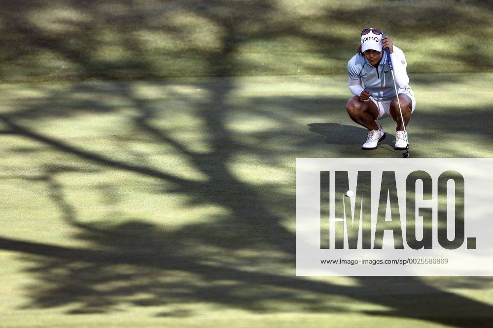 Spanish golfer Azahara Munoz, winner of the Andalucia Costa del Sol Open de Espana, observes the ball at hole 1 in Marbella, Malaga, Andalusia, Spain, 25 September 2016. ANDALUCIA COSTA DEL SOL OPEN DE ESPANA !ACHTUNG: NUR REDAKTIONELLE NUTZUNG! MAR001 20160925-636104219253568412