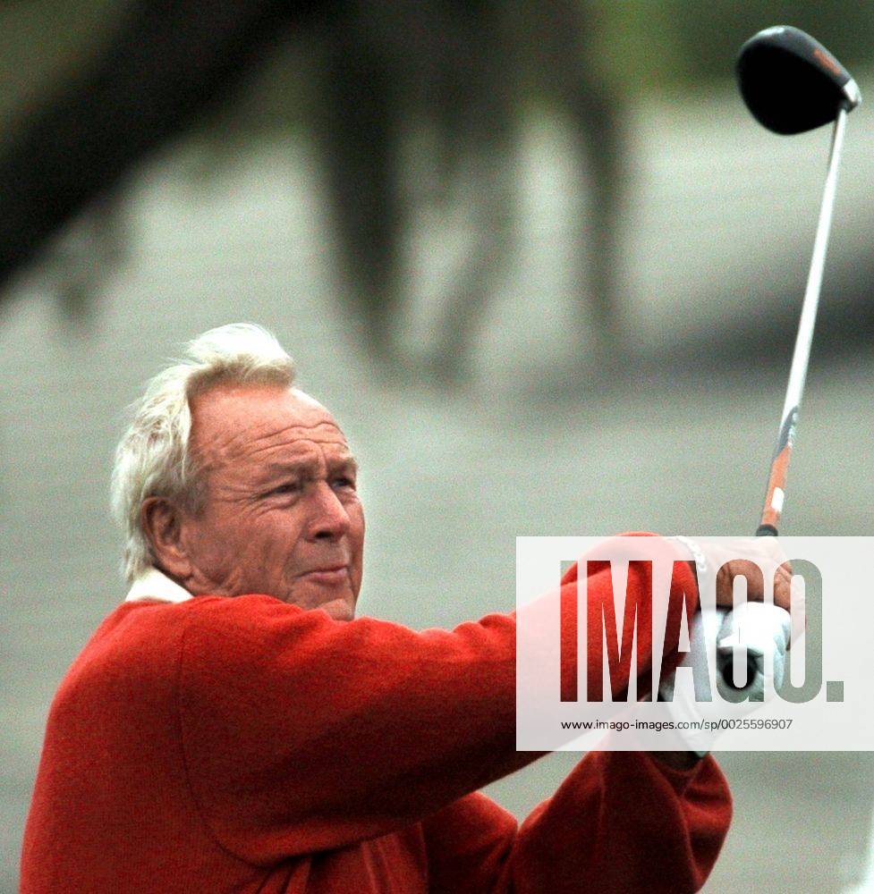 ARNOLD PALMER (Sept. 10, 1929 - Sept. 25, 2016) was an American professional golfer, who is generally regarded as one of the greatest players in professional golf history. He won numerous events on both the PGA Golf Herren Tour and Champions Tour, dating back to 1955. Nicknamed The King , he was one of golf s most popular stars and its most important trailblazer, because he was the first superstar of the s television age, which began in the 1950s. PICTURED: March 15, 2005 - Orlando, Florida, U.S. - ARNOLD PALMER hits a shot while playing in the Pro-Am portion of the Bay Hill Invitational tournament. Arnold Palmer 1929-2016 American Professional Golfer - ZUMAm67_